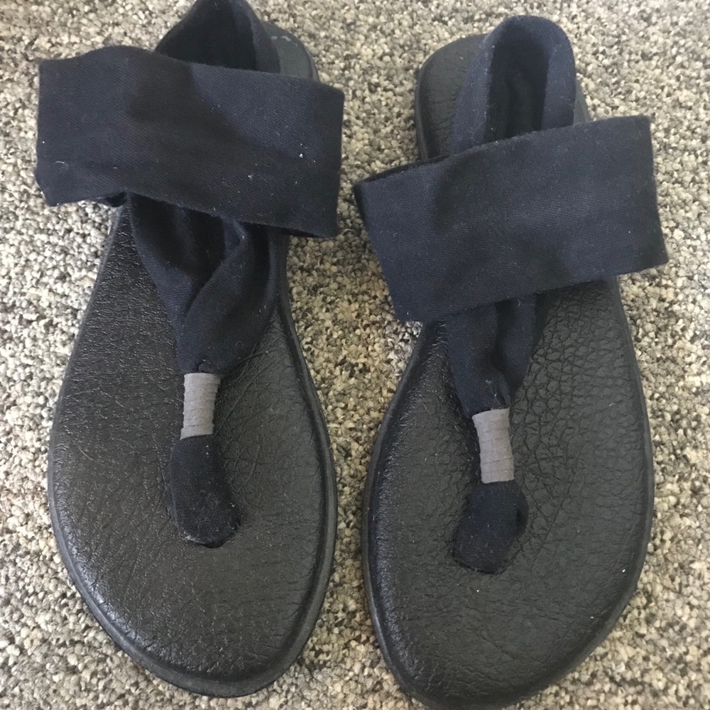 Black sanuks